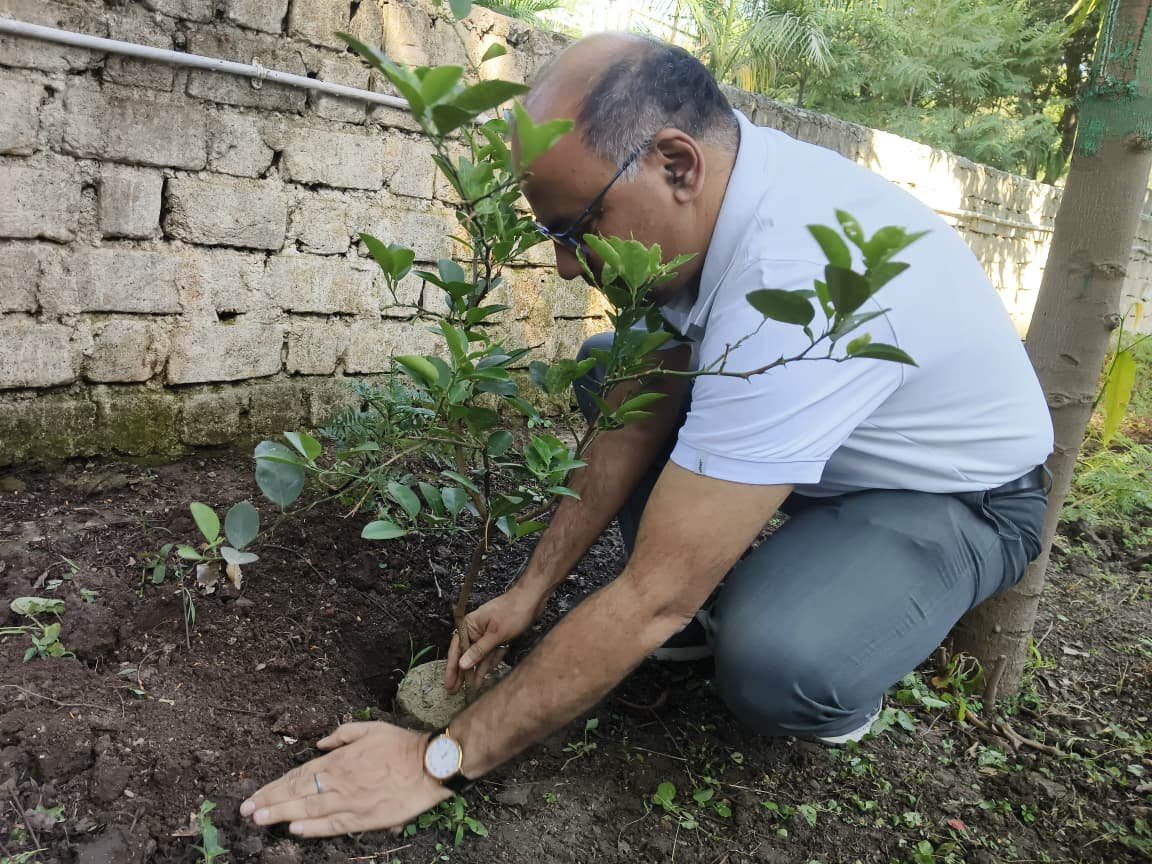 CPMGMP's tweet photo. आज गांधी जयंती के अवसर पर स्वच्छता ही सेवा -2026 अभियान के अंतर्गत परिमंडल कार्यालय, भोपाल के प्रांगण को स्वच्छ बनाने हेतु आदरणीय श्री विनीत माथुर मुख्य पोस्टमास्टर जनरल, म.प्र. परिमंडल के मार्गदर्शन में अधिकारियों एवं कर्मचारियों द्वारा स्वैच्छिक श्रमदान किया गया । https://t.co/covM94tpc3