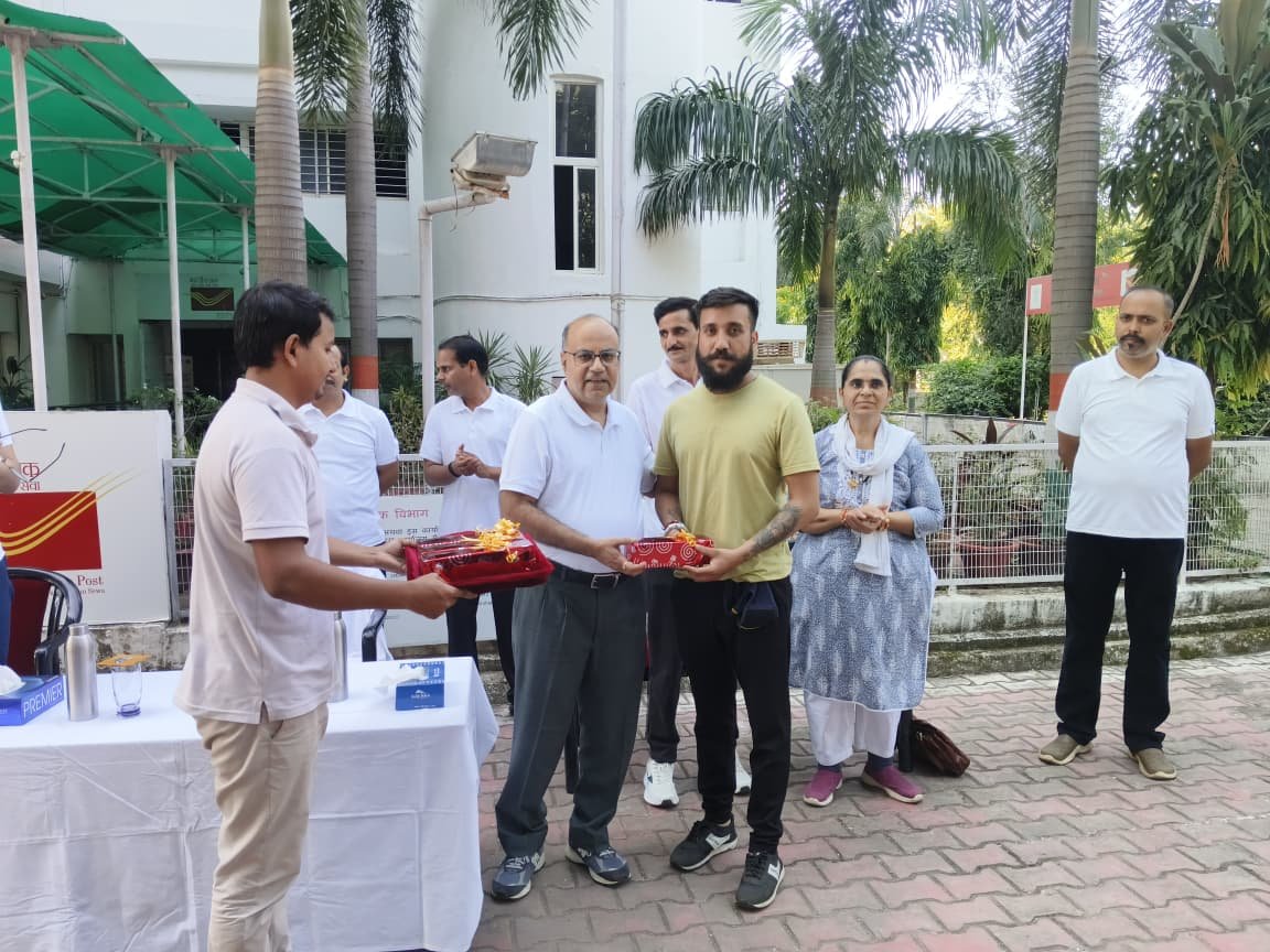 CPMGMP's tweet photo. आज गांधी जयंती के अवसर पर स्वच्छता ही सेवा -2026 अभियान के अंतर्गत परिमंडल कार्यालय, भोपाल के प्रांगण को स्वच्छ बनाने हेतु आदरणीय श्री विनीत माथुर मुख्य पोस्टमास्टर जनरल, म.प्र. परिमंडल के मार्गदर्शन में अधिकारियों एवं कर्मचारियों द्वारा स्वैच्छिक श्रमदान किया गया । https://t.co/covM94tpc3