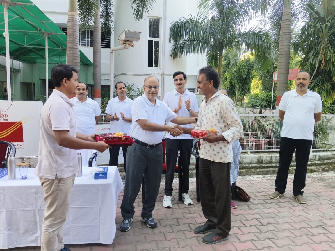 CPMGMP's tweet photo. आज गांधी जयंती के अवसर पर स्वच्छता ही सेवा -2026 अभियान के अंतर्गत परिमंडल कार्यालय, भोपाल के प्रांगण को स्वच्छ बनाने हेतु आदरणीय श्री विनीत माथुर मुख्य पोस्टमास्टर जनरल, म.प्र. परिमंडल के मार्गदर्शन में अधिकारियों एवं कर्मचारियों द्वारा स्वैच्छिक श्रमदान किया गया । https://t.co/covM94tpc3