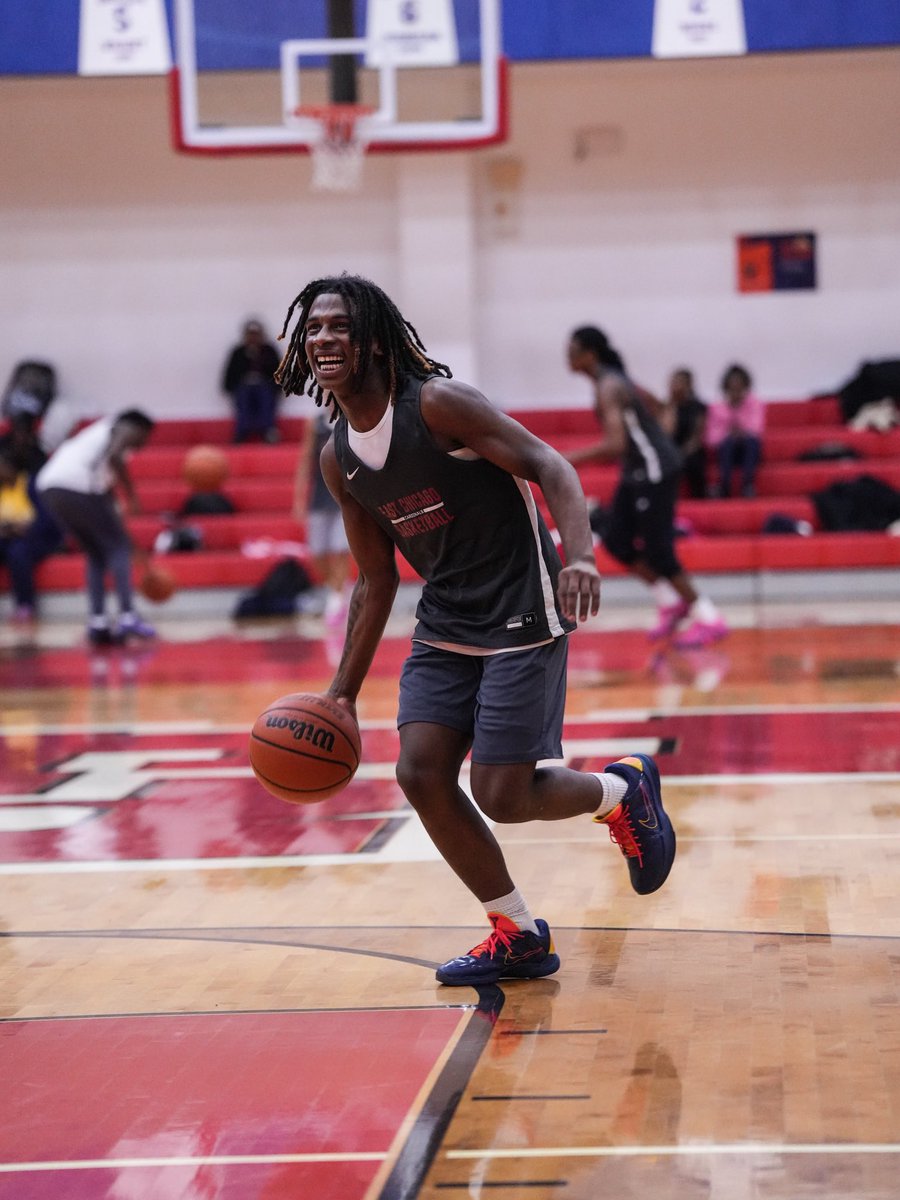 WEGOTNEXTHOOPS1's tweet photo. EC Central is ready to get going ! Sophomores Mekhi Gillis , Naji Meux and Zayden Johnson return with varsity experience! 29 SG Juell Bryant will be added to the mix this season.
Bryant confident shooter , Hit 5 3βs in a row during 5 on 5 ! https://t.co/bGjKCjMgHC