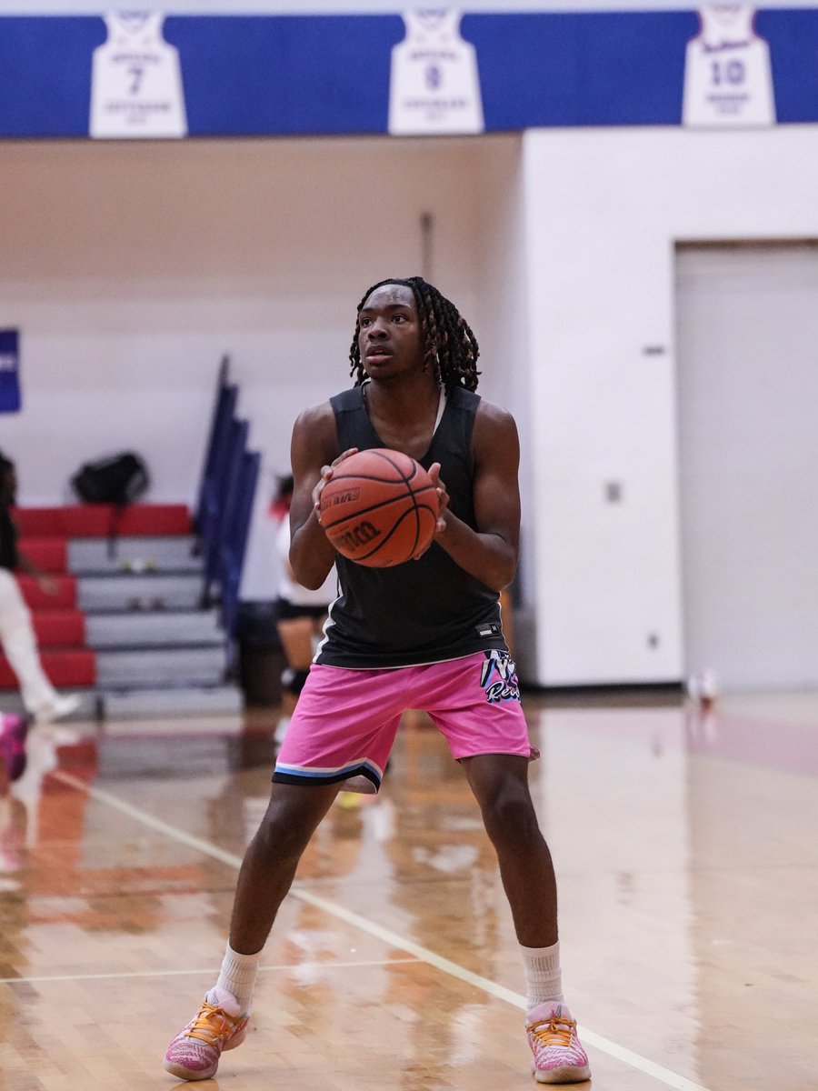 WEGOTNEXTHOOPS1's tweet photo. EC Central is ready to get going ! Sophomores Mekhi Gillis , Naji Meux and Zayden Johnson return with varsity experience! 29 SG Juell Bryant will be added to the mix this season.
Bryant confident shooter , Hit 5 3βs in a row during 5 on 5 ! https://t.co/bGjKCjMgHC