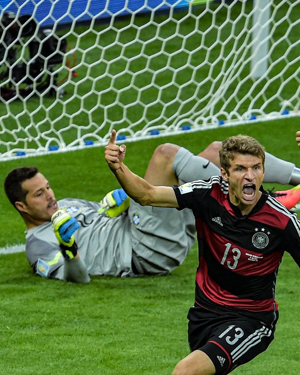 AtaqueFutbolero's tweet photo. ⚠️🇩🇪 Thomas Müller, sobre la goleada 7-1 de Alemania vs Brasil en el Mundial 2014:

“A la mitad del partido, cuando íbamos ganando 5-0, nos miramos en el vestuario y dijimos: ‘¿Qué?’.

Joachim Löw nos dijo que no quería ver gestos estúpidos.

Nada de talones, nada de gestos técnicos, y debíamos RESPETAR A BRASIL HASTA EL FINAL.” 

[@TheLateRunShow]