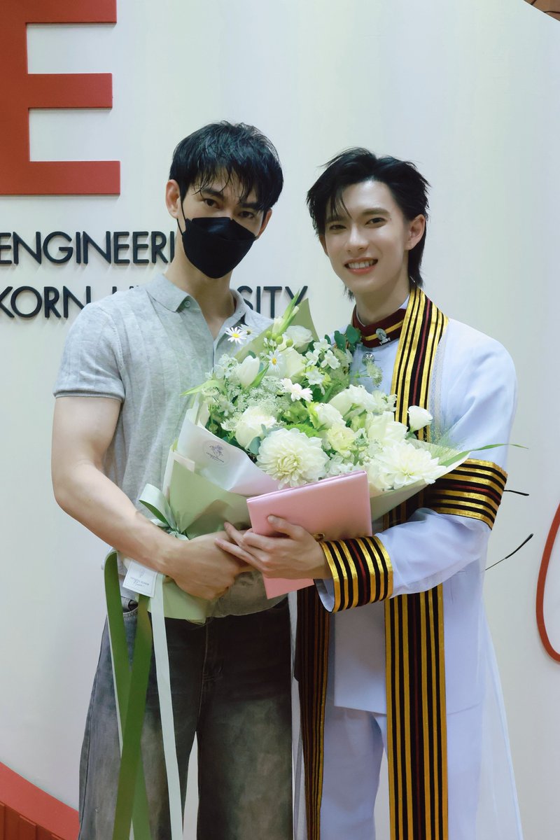 TheGrimLoverTH's tweet photo. 🍀 May this beautiful achievement be the beginning of an even more beautiful journey. Congratulations! 🌹🎓

POOH GRAD CEREMONY

#PoohGraduationDay 

#TheGrimLover 
#รักลืมตาย https://t.co/z4kZeN7dGP