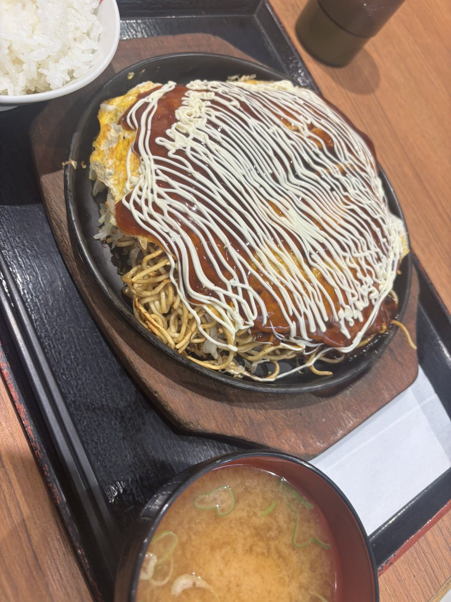 bluetonakai's tweet photo. PAにて🚗³₃
広島風お好み焼き
肉玉そばWのセットで٩(๑❛ᴗ❛๑)۶
腹パンマン✨✨
ここのPAは大きな鉄板で作るので、美味しいのよね！
#沼田PA上り https://t.co/d4DQw7Mjnd
