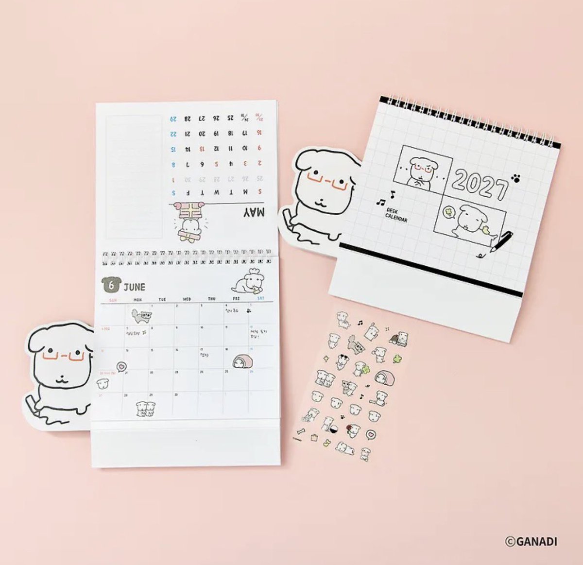 naneebeauty's tweet photo. 가나디 신상이요.... 진짜 귀여워 미침‼️

• 가나디 핫초코 머그 가습기 24,800 원
• 가나디 쿠션 방석 29,800 원
• 가나디 2027 다이어리 23,000 원
• 가나디 2027 탁상형 캘린더 12,000 원

🌟 10월 8일(목) 오전 10시, 카카오톡 선물하기

저는 캘린더랑 쿠션 방석을 살 예정.. ꉂ  • ༚ • ིྀต੭