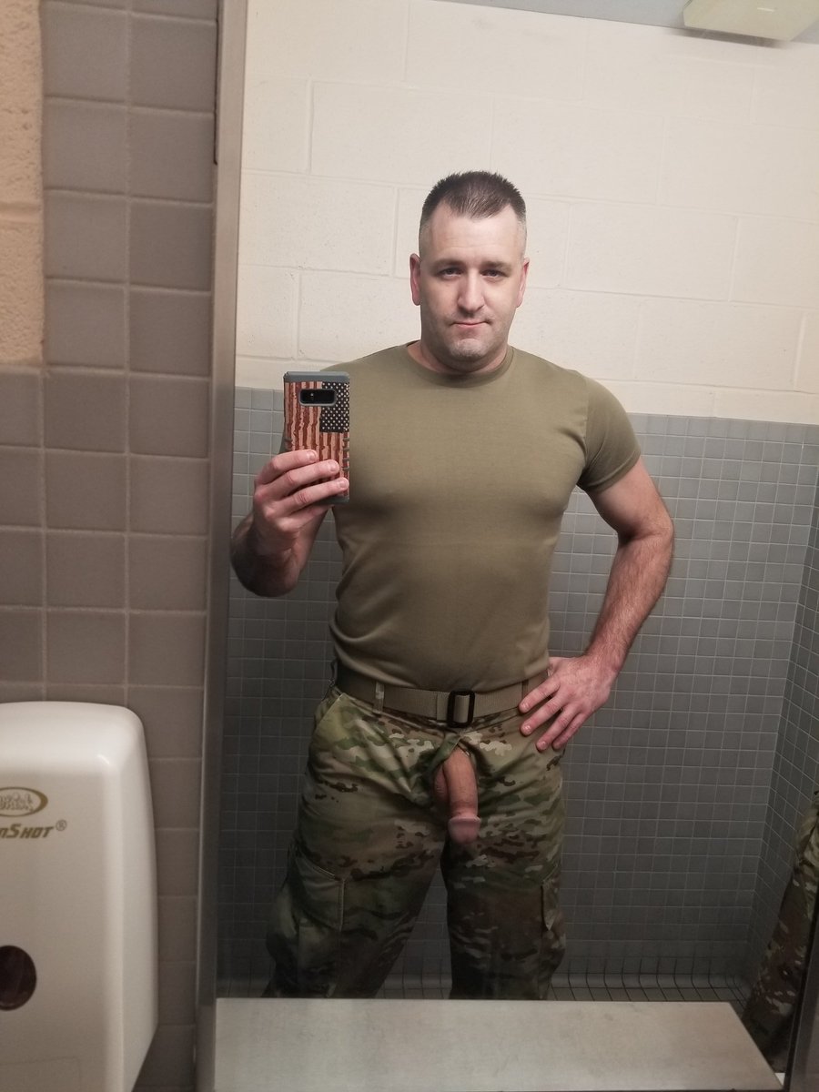 BannerBruce11's tweet photo. Daddy bear with army fatigue🥵
#gay #daddy #alpha #dominant #master #sir #soldier #military #bear #horny #hairy #hunky #muscle #dadandson https://t.co/WfWMpJMuKh