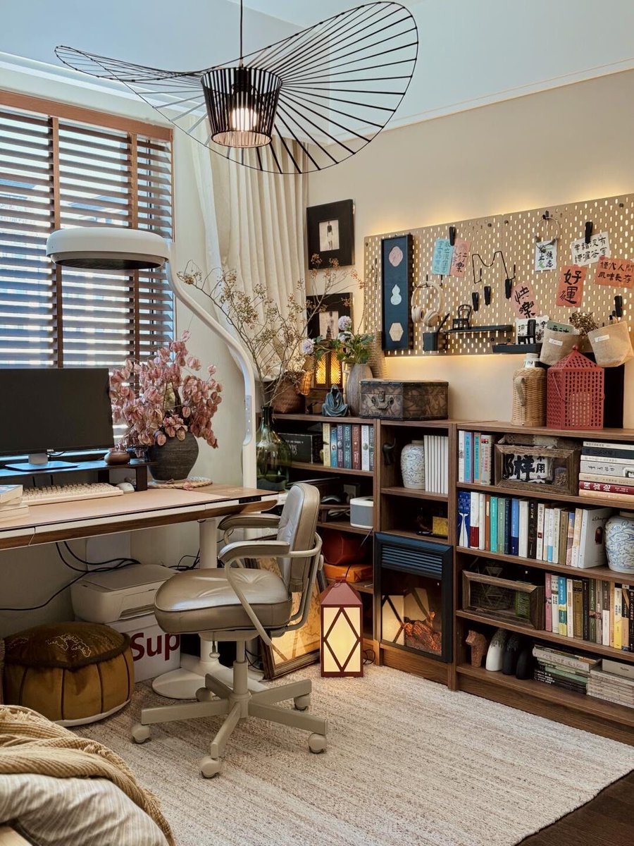 OakShuttermd4h's tweet photo. [Seek advice in this cozy study room, where the phoenix soars gently, bringing warm vibes every day!] https://t.co/IRaw1F6jMf