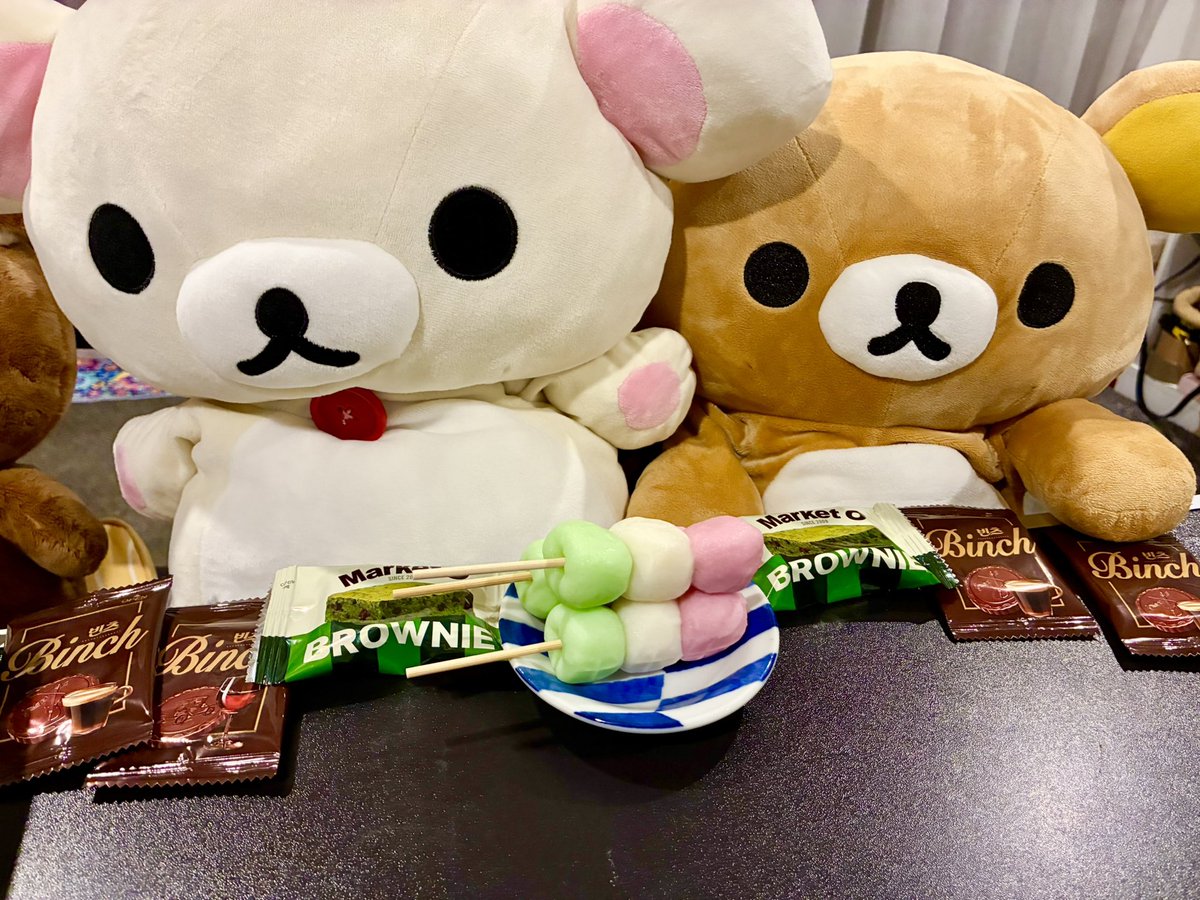 mylife17sweetas's tweet photo. 三色団子🍡🍡🍡
まさか、日本以外の国でも食べられるなんて🥹✨黙って人間が食べる訳にもいかず我が家の古株くまちゃん等にもお裾分け🐻‍❄️🐻💖🍡✨
私のおきにのお菓子も供えてみた😅
良い表情してる…😂（笑）

My fam, my people🥹🫶💖🐻‍❄️💖
#rilakkuma 
#kuma 
#kumalife 
#LivingAbroad 
#ExpatLife https://t.co/zhtEdc6IGV