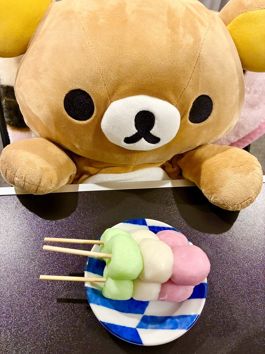 mylife17sweetas's tweet photo. 三色団子🍡🍡🍡
まさか、日本以外の国でも食べられるなんて🥹✨黙って人間が食べる訳にもいかず我が家の古株くまちゃん等にもお裾分け🐻‍❄️🐻💖🍡✨
私のおきにのお菓子も供えてみた😅
良い表情してる…😂（笑）

My fam, my people🥹🫶💖🐻‍❄️💖
#rilakkuma 
#kuma 
#kumalife 
#LivingAbroad 
#ExpatLife https://t.co/zhtEdc6IGV