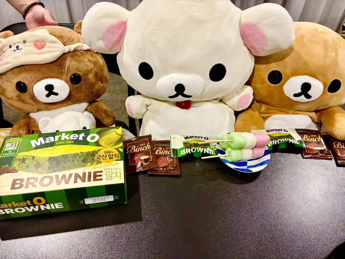 mylife17sweetas's tweet photo. 三色団子🍡🍡🍡
まさか、日本以外の国でも食べられるなんて🥹✨黙って人間が食べる訳にもいかず我が家の古株くまちゃん等にもお裾分け🐻‍❄️🐻💖🍡✨
私のおきにのお菓子も供えてみた😅
良い表情してる…😂（笑）

My fam, my people🥹🫶💖🐻‍❄️💖
#rilakkuma 
#kuma 
#kumalife 
#LivingAbroad 
#ExpatLife https://t.co/zhtEdc6IGV