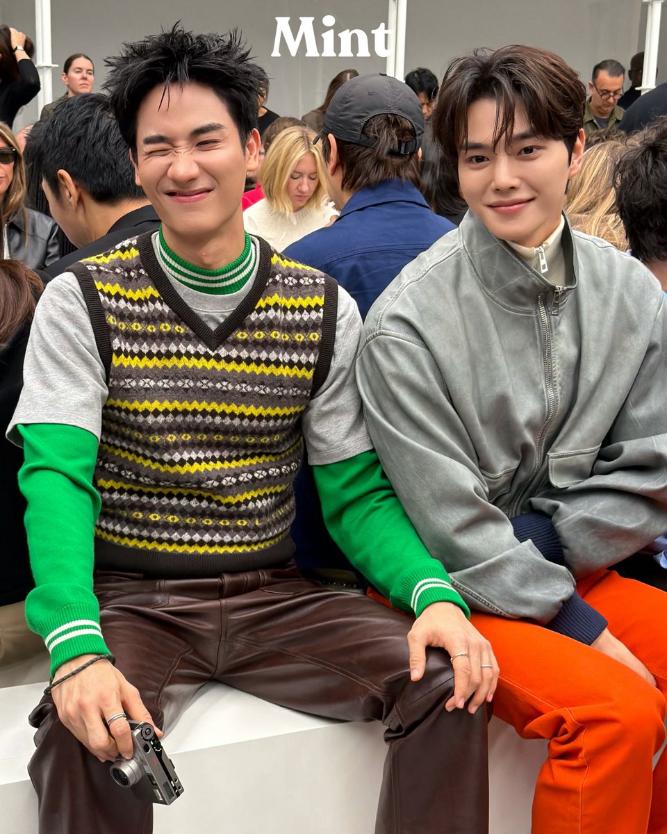 mintmag_th's tweet photo. เท่ก็ได้ คิ้วท์ก็ดี! #MintReports สแนปภาพชัดๆ กับโมเมนต์ของ ‘เต-ซงคัง’ Brand Ambassador ของ LOEWE ภายในงานแฟชั่นโชว์ LOEWE คอลเล็กชั่น Spring/Summer 2027 ที่จัดขึ้นในวันนี้ ณ กรุงปารีส เรียกว่ามาหล่อมาน่ารักทั้งคู่ 💚

#SongKangxLoeweSS27
#LOEWExTayTawan
#Tawan_V #SONGKANG 
#LOEWE 
#MintMagTH