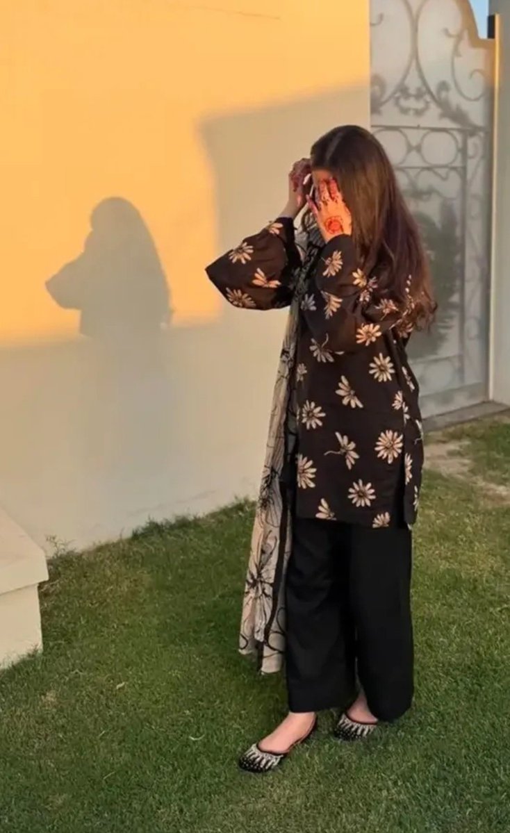 Areebashaii's tweet photo. Friday vibes🖤👀💅 https://t.co/HWc1MSH6O9
