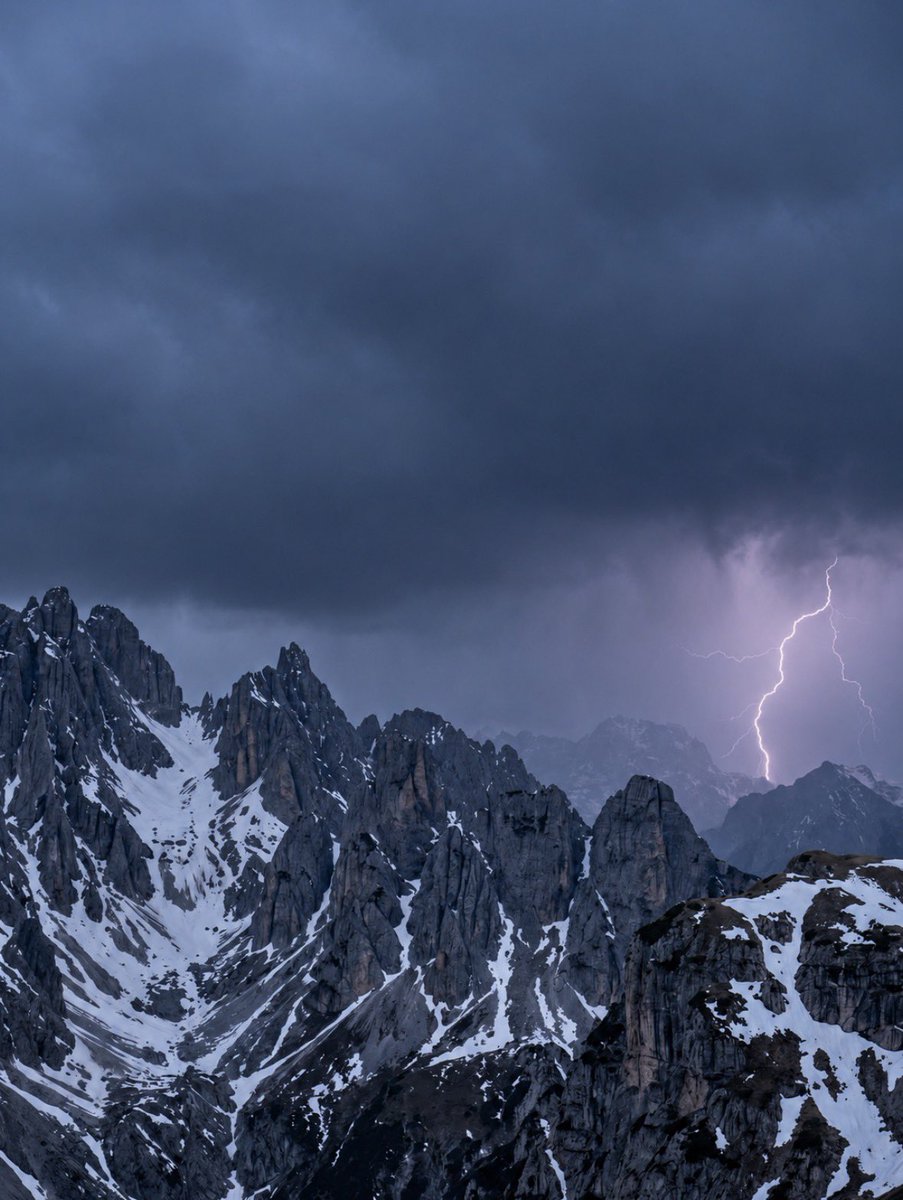 earthcurated's tweet photo. A storm rolling across the mountains. https://t.co/iylGTXrc23