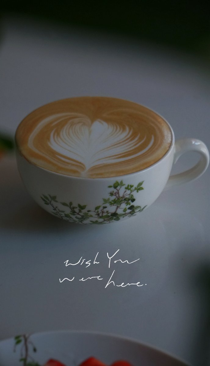 CarlineWkfo's tweet photo. [Un café con espuma cremosa y una medial tierna recién salida del horno — mi momento perfecto de la maana!]， https://t.co/0VAPFsHBtY