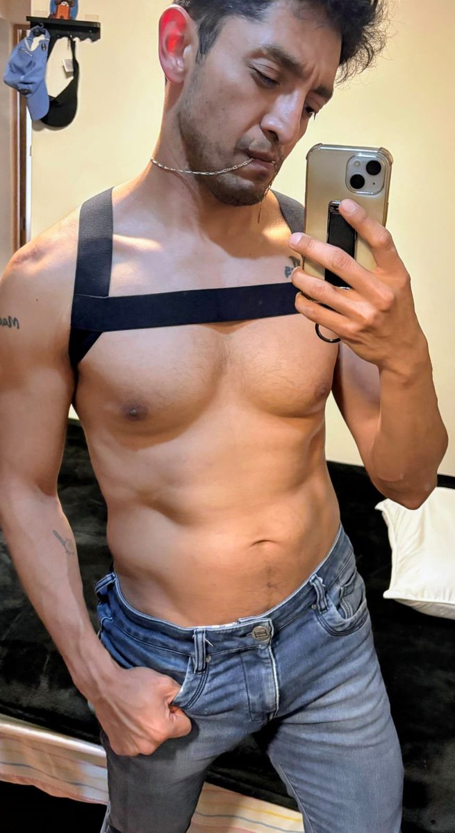 Fredi1566's tweet photo. No sé qué distrae más… la mirada o lo que dejé a la vista. 😏

#MensStyle #HotGuys #MaleBody #BodyConfidence #ExplorePage https://t.co/mUc5KEnVt1