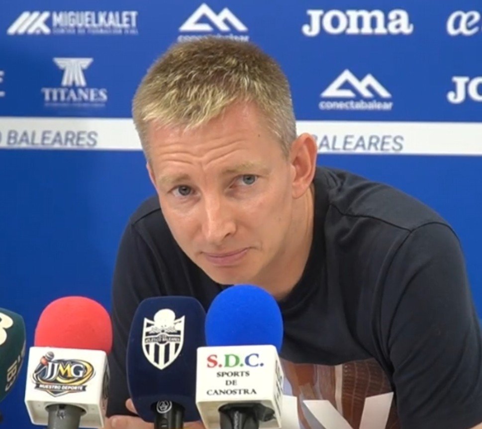 PedroBonet_2's tweet photo. El director general del @atleticbalears Patrick Messow en la PREVIA del DERBI @udpoblense trasmiste TRANQUILIDAD.
" Estamos tranquilos porque confiamos plenamente en Óscar y en el equipo, hay que cambiar la racha y conseguir una victoria, espero un ambiente muy bueno el domingo". https://t.co/p7PjbPUsqy