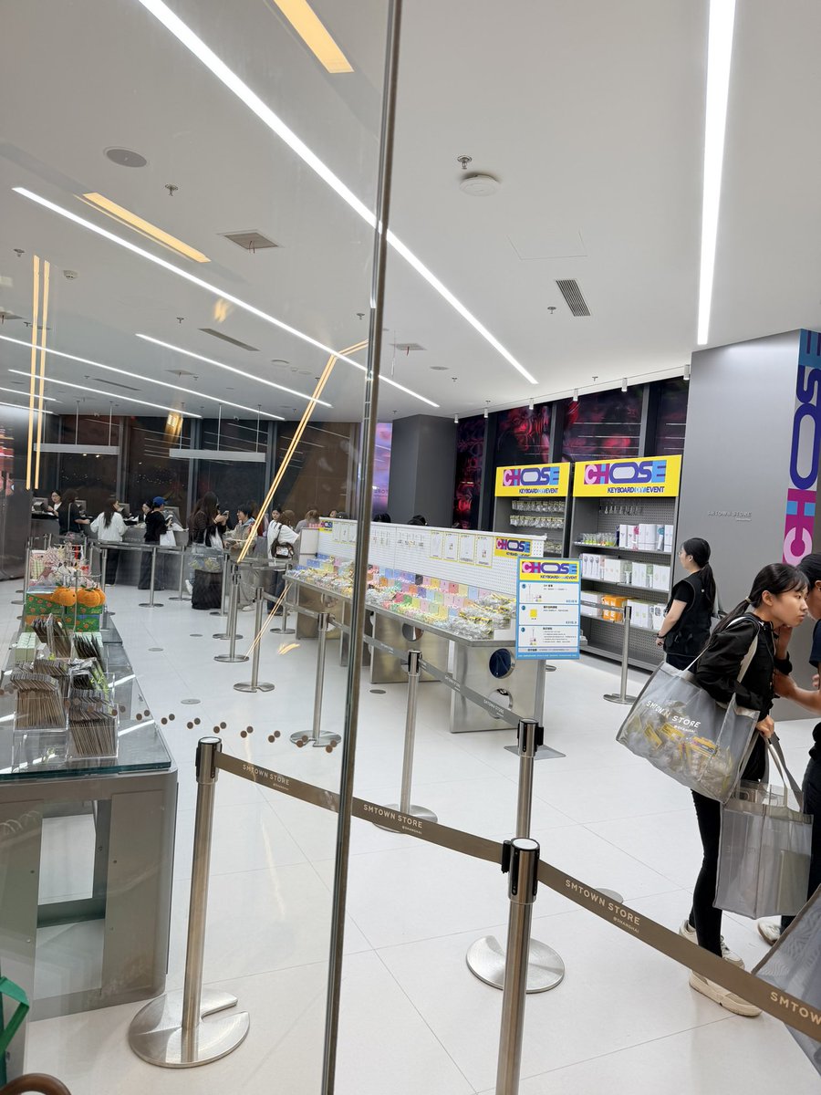 chuchu0828_'s tweet photo. SMTOWN STORE 上海店的新pop up
CANELE太可爱了🥰 https://t.co/UXgo6i3pxC