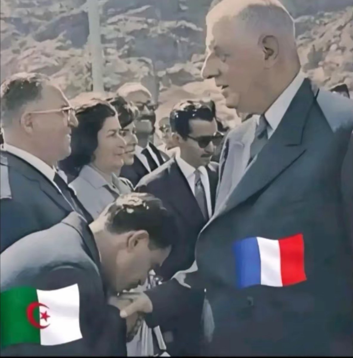 aman_aouad's tweet photo. @206yvhya Il n'y a pas plus soumis qu'un peuple qui baise une main étrangère, surtout celle d'un flanby comme hollande 😂😂😂😂😂😂 https://t.co/TQarJjguB9