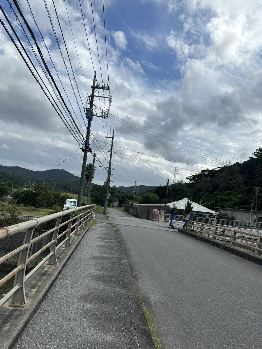 mukimukirenpi's tweet photo. まさか私がトラブルでレンタカー借りれず諦めきれなくて1人でバス乗って最寄りのバス停から徒歩20分山道登ったと言いたいんですか💢💢💢そもそもまともなヲタクが沖縄3泊4日も1人で行くわけないだろ💢💢
ちなみに私はまともでないので沖縄3泊4日1人で行ってハブに怯えながらサンダルで20分山登りました https://t.co/JkC3whKrqD