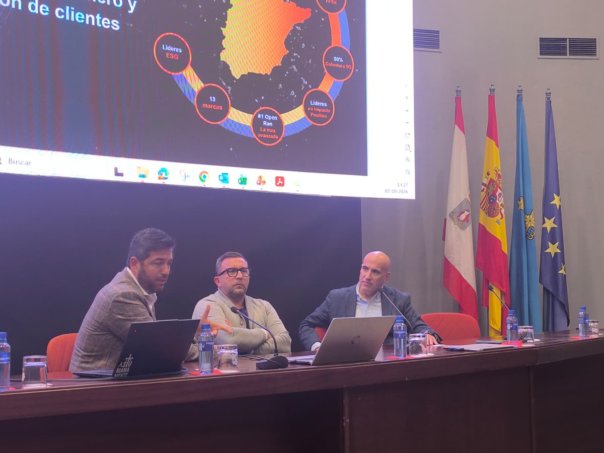 ASETRApress's tweet photo. 👥La jornada sigue con la importancia de la conectividad y la seguridad en el proceso de digitalización del transporte.
La ponencia corre a cargo de los responsables de @MASORANGE_ES Grandes Empresas.
#ASETRA #CETMAsturias #Digitalización #Transporte #Conectividad #Seguridad https://t.co/8A7GFVUSI3