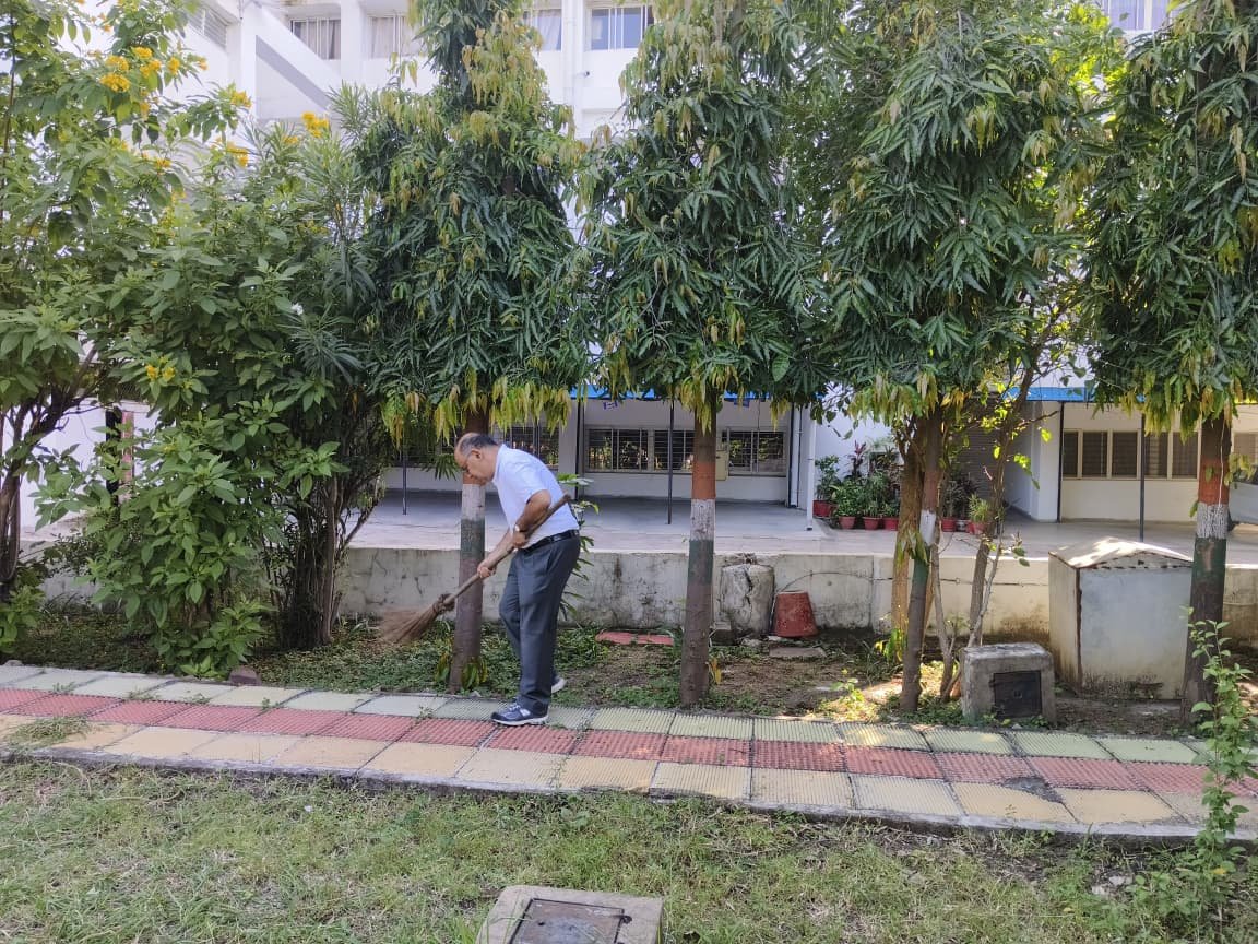 CPMGMP's tweet photo. आज गांधी जयंती के अवसर पर स्वच्छता ही सेवा -2026 अभियान के अंतर्गत परिमंडल कार्यालय, भोपाल के प्रांगण को स्वच्छ बनाने हेतु आदरणीय श्री विनीत माथुर मुख्य पोस्टमास्टर जनरल, म.प्र. परिमंडल के मार्गदर्शन में अधिकारियों एवं कर्मचारियों द्वारा स्वैच्छिक श्रमदान किया गया । https://t.co/covM94tpc3
