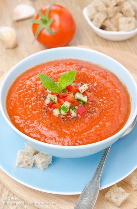 Kerriemvbdu's tweet photo. [Hoy preparé un gazpacho frío casero con tomates maduros, pepino y ajo — listo en 15 minutos, perfecto para el calor!]， https://t.co/9H6z5GNHew