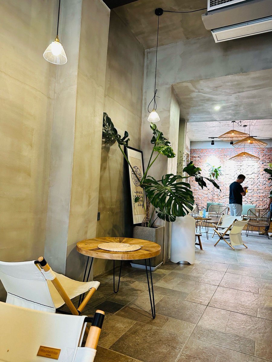 ZacharyRomcaco's tweet photo. [At the cozy café by Fǔyù Street, we’re sipping latte and chatting about how small daily joys cure life’s little worries—nothing can beat this!]， https://t.co/z7bnyhGXeW