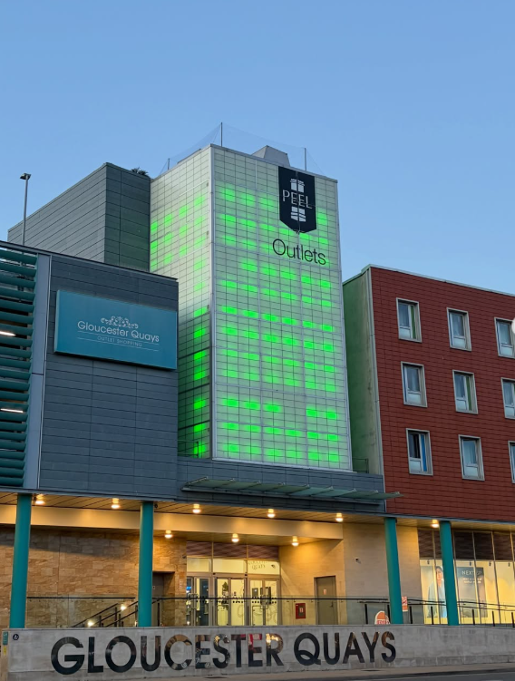 LiverUK_charity's tweet photo. The first buildings illuminated for #LightUpForLiver last night - raising awareness of liver cancer, including the
@GloucesterQuays - we'll share more illuminations soon!
Thank you to our supporter Danielle for the picture.
#LiverCancerAwarenessMonth https://t.co/9MA5lSoqBB