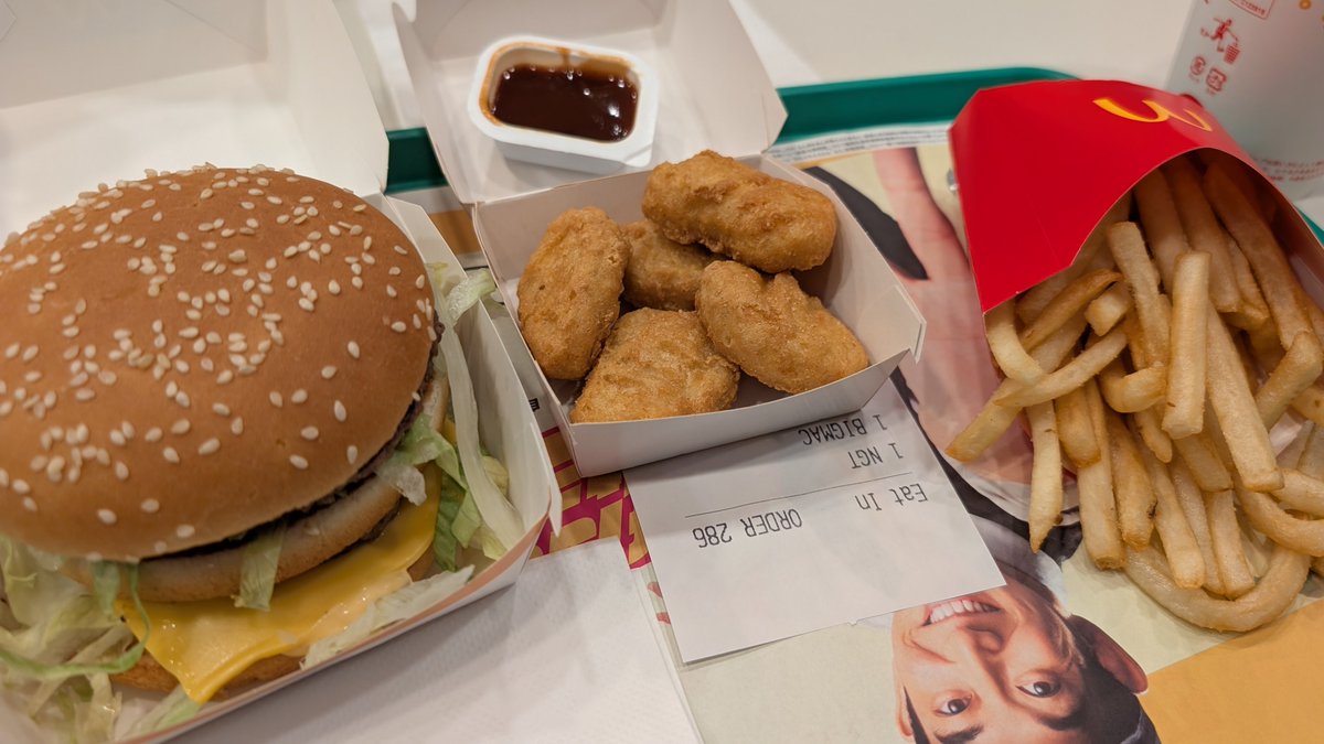 haraajukku's tweet photo. ついに憧れの庄内マクド到達…！（庄内にマクド2軒あるのも何か凄い）

ポテト、ナゲット揚げ立てで激うま、ビックマックも妙に「綺麗」な仕上がりで、気骨を感じる体験でした…。これは確かに違う！！ https://t.co/AJKLybAKZU