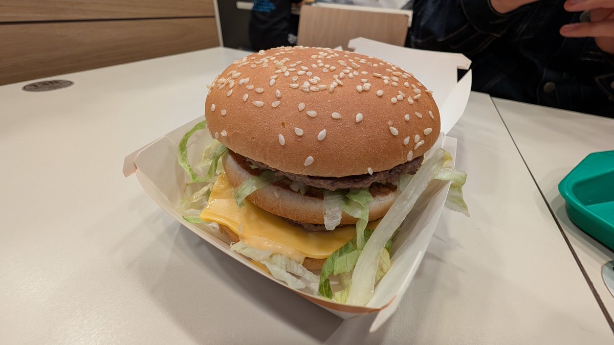 haraajukku's tweet photo. ついに憧れの庄内マクド到達…！（庄内にマクド2軒あるのも何か凄い）

ポテト、ナゲット揚げ立てで激うま、ビックマックも妙に「綺麗」な仕上がりで、気骨を感じる体験でした…。これは確かに違う！！ https://t.co/AJKLybAKZU