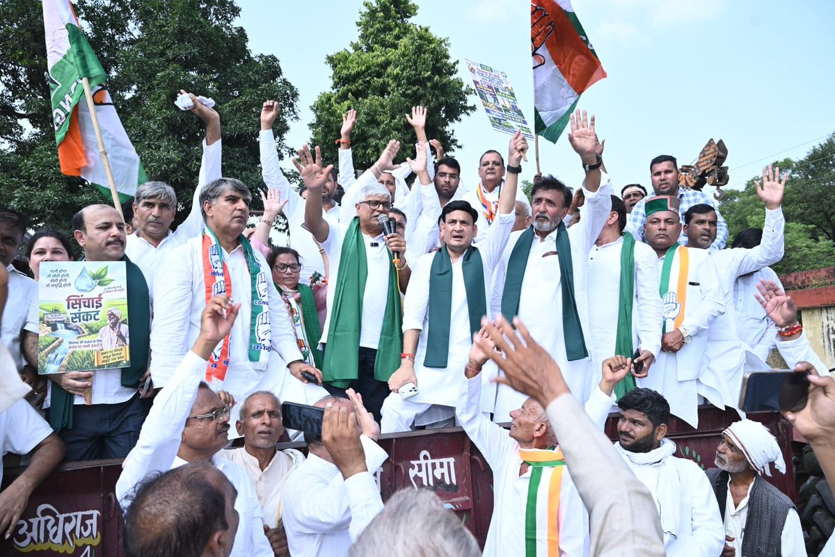 ShuklaAkhilesh_'s tweet photo. आज 2 अक्टूबर, गांधी जी और लाल बहादुर शास्त्री जी की जयंती पर मुज़फ्फरनगर की ऐतिहासिक धरती से @INCUttarPradesh  के किसान कांग्रेस विभाग द्वारा ‘किसान अधिकार यात्रा’ का शुभारंभ हुआ।

ग्राम स्वराज और जय जवान, जय किसान के विचार के साथ MSP की कानूनी गारंटी, गन्ना किसानों के बकाये का भुगतान, बढ़ती कृषि लागत, बिजली-सिंचाई और किसान-मजदूरों की आर्थिक सुरक्षा जैसे सवालों को लेकर यह यात्रा आगे बढ़ी।

किसान का सम्मान, किसान का अधिकार—यही हमारी आवाज़ है।

जय जवान, जय किसान!