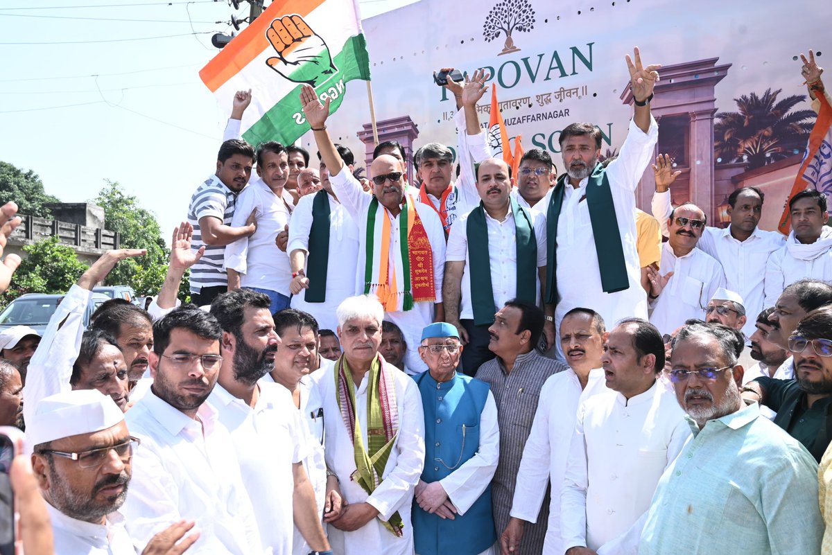 ShuklaAkhilesh_'s tweet photo. आज 2 अक्टूबर, गांधी जी और लाल बहादुर शास्त्री जी की जयंती पर मुज़फ्फरनगर की ऐतिहासिक धरती से @INCUttarPradesh  के किसान कांग्रेस विभाग द्वारा ‘किसान अधिकार यात्रा’ का शुभारंभ हुआ।

ग्राम स्वराज और जय जवान, जय किसान के विचार के साथ MSP की कानूनी गारंटी, गन्ना किसानों के बकाये का भुगतान, बढ़ती कृषि लागत, बिजली-सिंचाई और किसान-मजदूरों की आर्थिक सुरक्षा जैसे सवालों को लेकर यह यात्रा आगे बढ़ी।

किसान का सम्मान, किसान का अधिकार—यही हमारी आवाज़ है।

जय जवान, जय किसान!