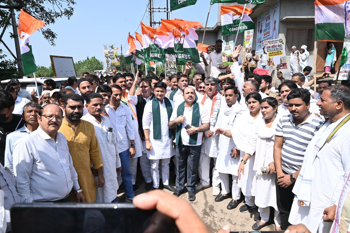 ShuklaAkhilesh_'s tweet photo. आज 2 अक्टूबर, गांधी जी और लाल बहादुर शास्त्री जी की जयंती पर मुज़फ्फरनगर की ऐतिहासिक धरती से @INCUttarPradesh  के किसान कांग्रेस विभाग द्वारा ‘किसान अधिकार यात्रा’ का शुभारंभ हुआ।

ग्राम स्वराज और जय जवान, जय किसान के विचार के साथ MSP की कानूनी गारंटी, गन्ना किसानों के बकाये का भुगतान, बढ़ती कृषि लागत, बिजली-सिंचाई और किसान-मजदूरों की आर्थिक सुरक्षा जैसे सवालों को लेकर यह यात्रा आगे बढ़ी।

किसान का सम्मान, किसान का अधिकार—यही हमारी आवाज़ है।

जय जवान, जय किसान!