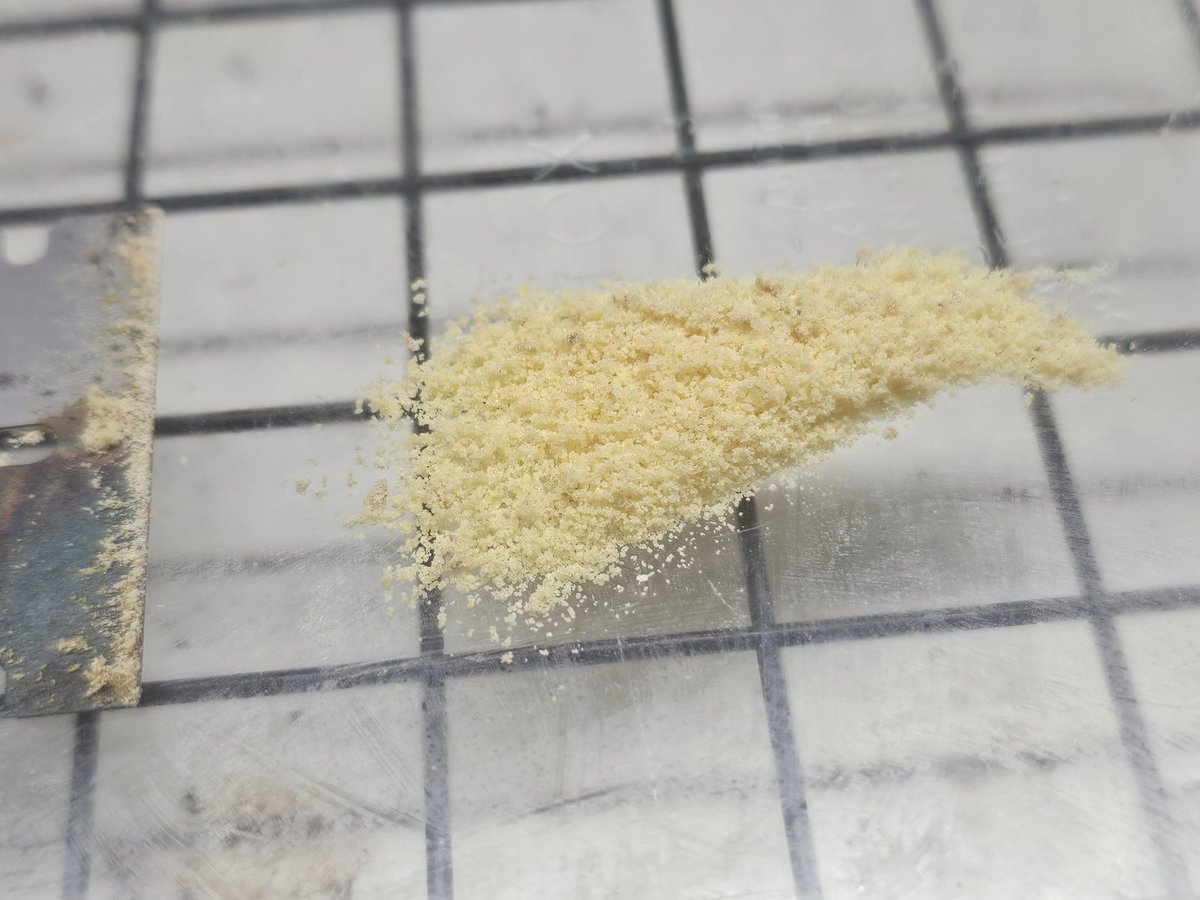 ReyLutoh's tweet photo. Noob question

So kinda new., Had mixed results 

was Flake like On The Bottom, Not crystals.., A y Input is appreciated,  And WHATS the BEST Tek., ? I did 650ml water., 100g bark powder,  And 50g noah., And pulled with 100ml of naptha https://t.co/JlJJYyu4kK