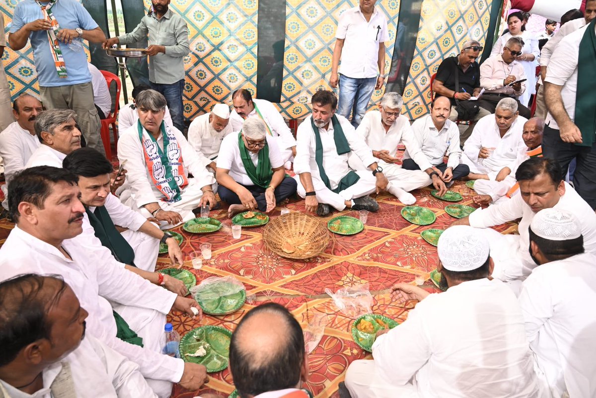 ShuklaAkhilesh_'s tweet photo. आज 2 अक्टूबर, गांधी जी और लाल बहादुर शास्त्री जी की जयंती पर मुज़फ्फरनगर की ऐतिहासिक धरती से @INCUttarPradesh  के किसान कांग्रेस विभाग द्वारा ‘किसान अधिकार यात्रा’ का शुभारंभ हुआ।

ग्राम स्वराज और जय जवान, जय किसान के विचार के साथ MSP की कानूनी गारंटी, गन्ना किसानों के बकाये का भुगतान, बढ़ती कृषि लागत, बिजली-सिंचाई और किसान-मजदूरों की आर्थिक सुरक्षा जैसे सवालों को लेकर यह यात्रा आगे बढ़ी।

किसान का सम्मान, किसान का अधिकार—यही हमारी आवाज़ है।

जय जवान, जय किसान!