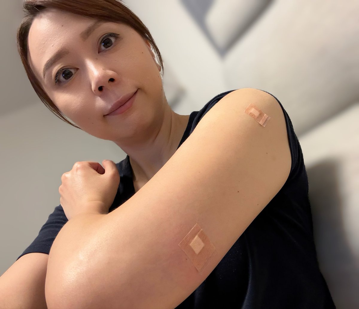 nobuko0902's tweet photo. 本日、インフルエンザワクチンと新型コロナワクチンの同時接種。インフルの方が���くも腫れてます。

抗体がつくまでに約2週間、ジワジワと周りにもインフルエンザが迫って来ているので、逃げ切れますように。子どもたちのワクチン予約までは約10日。なんとかなんとか🙏 https://t.co/4ArnEixkF9