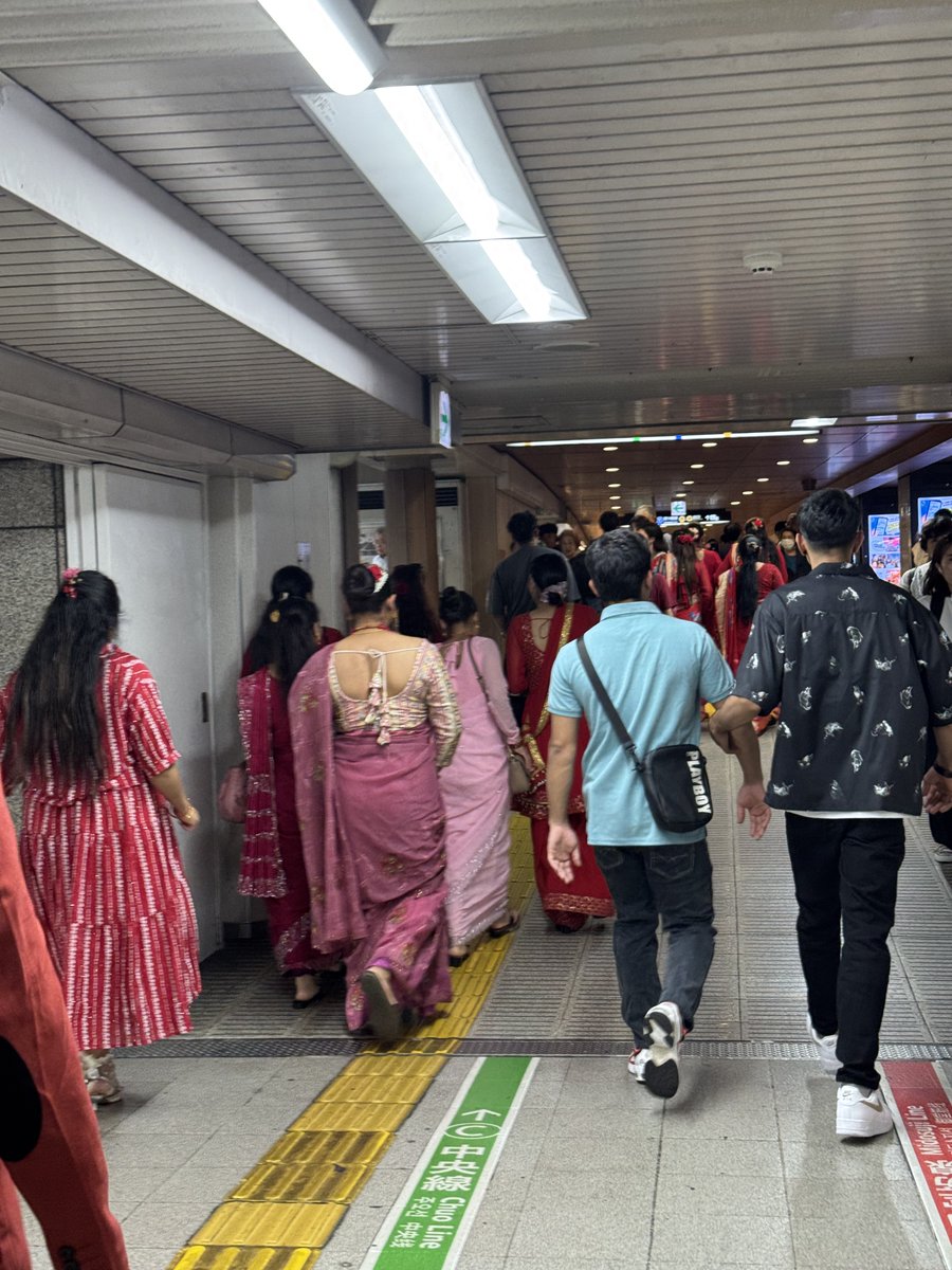 _ryochangbao's tweet photo. 今日の大阪、本町駅。最近どこへ行っても中国語、朝鮮語、英語、どこの国だかわからない言語ばかりが聞こえてきて、もう日本ではない。げんなりする。もう保守同士も一丸とならなければ勝てませんよ。 https://t.co/He2vwYgONH