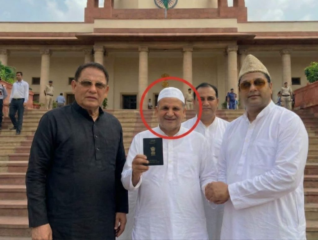 sajidusmani787's tweet photo. بھارتی سپریم کورٹ نے تاریخی فیصلہ سناتے ہوےسابق ہندو پنڈت رام لال نیا نام محمد عبداللہ  کو عمرے کرنے کی اجازت دیدی 
مسلم میڈیا بھارت کے مطابق چند ہفتے پہلے مسلمان ہونے والے  سابق  ہندو پنڈت موجودہ نام عبداللہ نے مسلمان ہونے کے بعد اپنے پاسپورٹ میں اپنانام اور مذہب  تبدیل کرنے کیلئے جمع کیا اور ساتھ میں مسلمان ہونے کا سرٹیفکٹ بھی جمع کرایا تو مودی سرکار نے اسکے پاسپورٹ پر نام اور مذہب تبدیل کرنے سے انکار کیا جس پر رام لال سابق بھارتی کپتان محمد اظہر الدین کیساتھ سپریم کورٹ پہنچ گئے ایک ہفتہ کیس چلنے کے بعد سپریم کورٹ نے تاریخی فیصلہ سنادیا جس میں کہا کہ رام لال نے اپنے مرضی سے اسلام قبول کیا ہے بھارت کے آئین میں یہ واضح لکھا ہے کہ  کو ئی ہندو اگر کسی دوسرے مذہب کو اختیار کرئے اپنی مرضی سے تو اس پر کوئی پابندی نہیں لہٰذا رام لال کا نام اور مذہب تبدیل کرنے کی درخواست کو فوراً منظور کرکے پاسپورٹ میں ترمیم کیا جائے یہ کام تین کے اندر ہونا چاہئے فیصلہ سنتے ہی سابق رام لال آبدیدہ ہوگئے اور کہا اب ایک ہی تمنا باقی ہے کہ مکہ المکرمہ جاوں رپورٹ کے مطابق محمد اظہر الدین بھی اس کے ساتھ عمرہ  پر جائیں گے