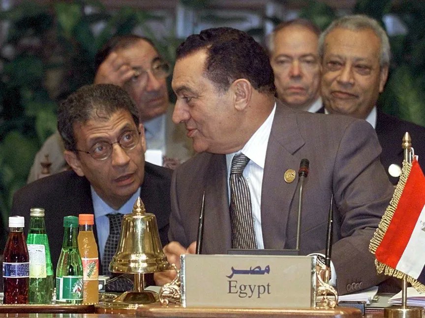 MotazAssal's tweet photo. سنة ٩٠ .. الرئيس مبارك كان بيحضر مؤتمر في أسوان، وفجأة جاله خبر غريب بيقول إن شاب صغير حاول يقتحم قصر الرئاسة في مصر الجديدة بالعربية فالحراس ضربوه بالنار ومات فورًا!
بعد دقايق.. الرئيس عمل اجتماع على التليفون مع رئيس الوزراء الدكتور عاطف صدقي، ووزير الإعلام صفوت الشريف، ووزير الداخلية محمد عبد الحليم موسى.. وسألهم: إيه اللي حصل؟
وهنا سمع أغرب حكاية ..

القصة إن الشاب ده، واسمه "أدهم"، ابن واحد من المستشارين الكبار وهو المستشار صهيب محمد حافظ رئيس محكمة استئناف القاهرة .. أدهم اختلف مع والده لسبب بسيط فقاله: "هجبلك مصيبة النهارده واسمك هيبقى على كل لسان"..

وخرج يجري بعربيته بعد ما سرق مسدس والده وراح يقتحم قصر العروبة اللي هو الاتحادية حاليا.. وطبعا مكنش عارف - عشان سنه الصغير وقلة خبرته - إنه رايح يعمل حاجة ممكن يموت فيها ..
وكان مفكر إن الموضوع هينتهي بالتحقيق معاه ومع أسرته بشكل يزعجهم بس ..
ولما اتأكد الرئيس مبارك إن الموضوع مجرد تصرف فردي طايش وملوش أي خلفية سياسية اتأثر جدًا بالحادث وموت الشاب..
وأول حاجة اتصل بالمستشار صهيب حافظ عشان يعزيه ويواسيه .. وكمان بعت مندوب عنه هو اللواء أحمد بكر ومعاه وزير الداخلية لتشييع الجنازة وتقديم العزاء ..

وبعد كده الرئيس تواصل مع وزير العدل المستشار فاروق سيف النصر.. اللي ودى والد الشاب ووالدته يعملوا عمرة عشان ربنا يخفف عنهم ويهون عليهم ويثبت إيمانهم ..
والد الشاب ووالدته اتأثروا برد فعل مبارك.. ولما رجع المستشار صهيب من العمرة راح على قصر عابدين وسجل كلمات يحيي فيها موقف الرئيس .. وقال في كلمته:
"أرجو من سيادتكم أن تتقبلوا بالغ أسفنا لما حدث وإنني والعائلة إذ نتقدم لسيادتكم بعظيم الشكر على كريم مواساتكم التي كان لها أبلغ الأثر في نفوسنا لنتضرع إلى الله العلي القدير أن يرعاكم ويبقيكم ذخرنا لمصرنا"..

وشهد الضابط السابق بالحرس الجمهورى أحمد أيمن فهيم واللي كان موجود يوم الحادثة، إن مبارك انفعل عليهم بعد ما رجع بسبب موت الشاب..
وقال قدام المحكمة: "الرئيس مبارك لا يمكن يؤمر بضرب النار على المتظاهرين".. واستشهد بالواقعة اللي بنكلم عنها وقال:
"أنا كنت بالصدفة فى المقر واقتحم ابن المستشار صهيب المانع الأول وترجل من السيارة وضرب من المسدس، فأصاب فرد خدمة فتم التعامل معه بالنار.. والرئيس عندما علم بما حدث انزعج وغير نظام الحراسة بالقصر حتى لا يُجبر أحد من الظباط على القتل في مواقف مشابهة" ..

رحم الله الرئيس مبارك رحمة واسعة وأسكنه الفردوس الأعلى ..