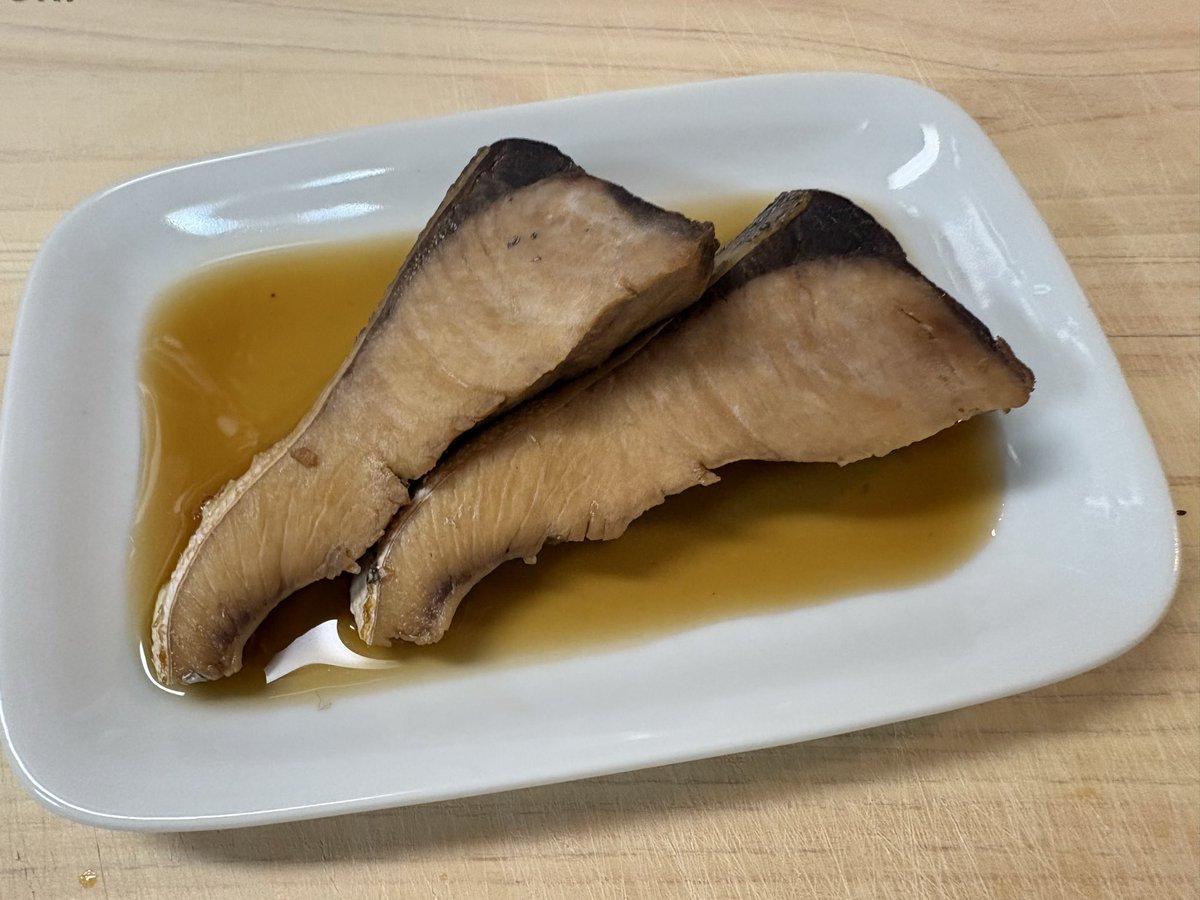 lune_blanche__'s tweet photo. 煮魚ってなんかハードル高いもんだと思ってたけど、下処理さえできれば醤油と味醂と水だけで煮込めばできることを知ってしまった https://t.co/cX4bsDknKs