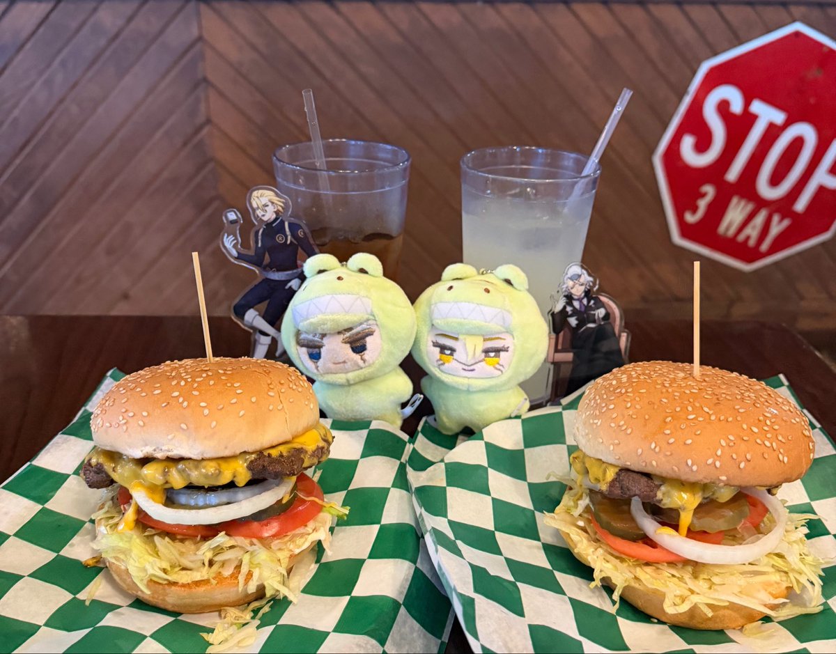 4ybsx's tweet photo. ゼノの誕生日にヒューストンのNASAで同志に出会って感動✨ 一緒にチーズバーガー食べた！ 

ありがとう😻 @Tuudou1219 https://t.co/KD3vvEwjKK