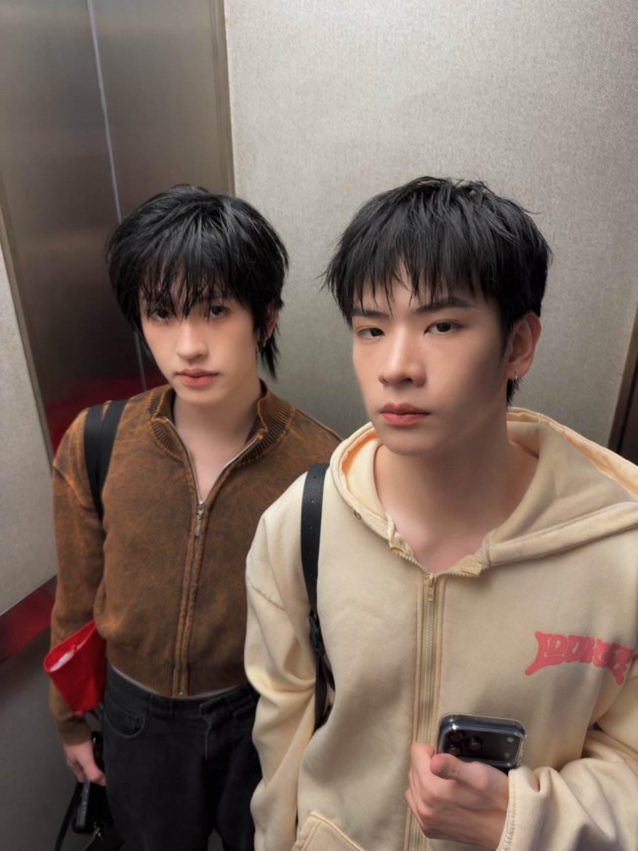 naminji___'s tweet photo. ลุคก่อนทำงาน(เคร่งขรึมสายแฟ) vs กลับบ้าน (อมยิ้มอ่อนหวาน) เย่ 🎉✨

#LatteTNC #kkim_pst #LATTEKIM https://t.co/r4qGLFirP6