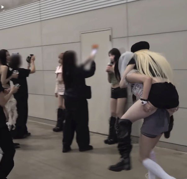 sunloverhuh's tweet photo. The fact that Sakura and Chaewon were in the middle of taking pictures while Yunah ran by while giving Yunjin a piggyback ride. Then, you have Kazuha entertained asl 😭 https://t.co/FDSl96VaPq