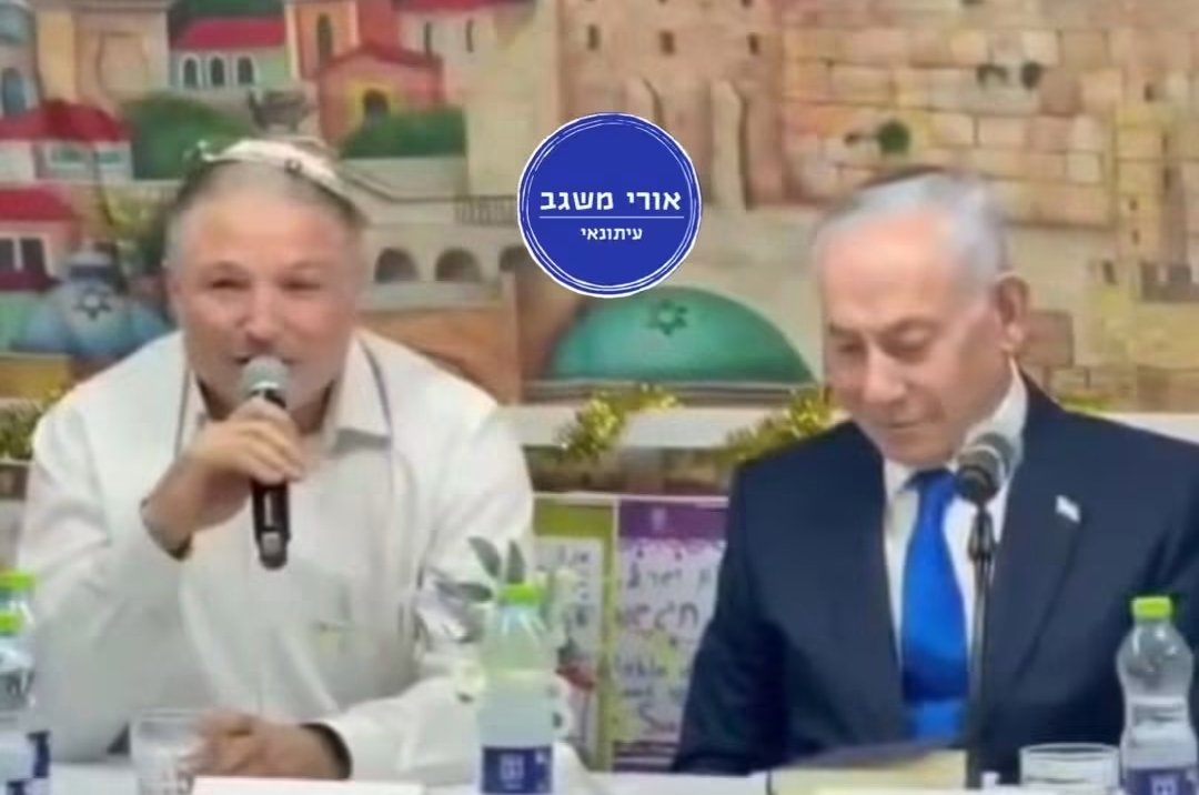 GershonDror's tweet photo. קשה לתפוס את עומק המחדל הביטחוני.

(אורי משגב) 

עשרות טייסים עומאנים הטיסו באין מפריע מהאמירויות מטוסים עמוסי ישראלים לנתב"ג. כשלחברות הישראליות אסור - בגלל הסיכון באמירויות!!!

אם היו שניים ג׳יהאדיסטים כאלה באחת הטיסות בקוקפיט, הם לא היו צריכים לדקור אחד את השני ולריב. פשוט לרסק ביחד את המטוס לעזריאלי או לקריה.

או סתם לקרקע המדבר, כמו השבוע.
היינו כפסע מלהיות עכשיו באסון אסטרטגי, אבל לאומי כבד, הלוויות של משפחות שלמות.

במקום לרוץ לנתב"ג ולראיונות בפוקס ניוז ולסוכה עם זיני, השניים האלה היו צריכים להסתגר ולהתפטר.

שרה מינתה את דוד זיני כי הוא אחיו של שמואל זיני, יד ימינו של פאליק. היא ניסתה קודם למנות אותו לרמטכ"ל.

הוא לא מתאים, חסר ניסיון מודיעיני ופיקודי ברמה הנדרשת. לא דובר אנגלית וגם לא ערבית. משיחי, חרד"לי. התעסק גם השבוע בלרדוף עיתונאים. ולסרב להצמיד לאייזנקוט וגולן אבטחת שב"כ למרות שהם מאוימים בדרגה גבוהה, ועל בנט נזרקה השבוע מלחיה שפגעה בעוזרת שלו.

הוא אגב הוסיף חטא על פשע כשמינה לסגן את נ', עוד סרוג כמוהו, שמאוד לא הרשים בעברו בשב"כ ובמל"ל.

כשזיני מונה כתבתי כאן מנהמת לבי שנתניהו מפקיר ומסכן את ביטחון ישראל במינוי נאמנים משפחתיים. גם במוסד כמובן, ובעוד תפקידי מפתח. כולנו ראינו בשבוע שעבר בתדהמה וכלימה את ראש המל"ל והמזכיר הצבאי מוחאים לו כפיים באו"ם כמו היו ניקול ראידמן ועידית סילמן.

זה כל כך מטורף.
אפשר להשתגע.