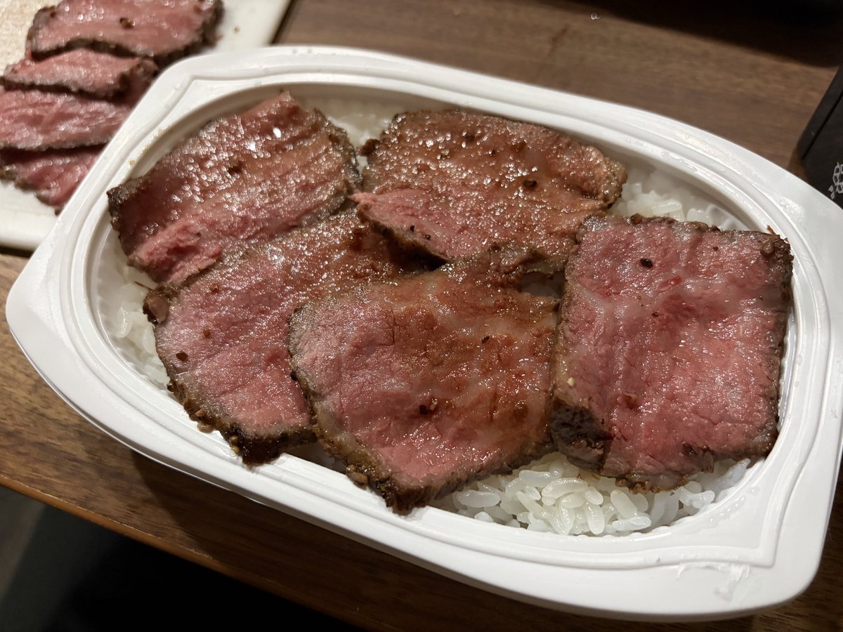 fumikawaP's tweet photo. 黒毛和牛ローストビーフパックご飯丼。
クソうまい。
パックご飯の安っぽい器と黒毛和牛の高級感の入り混じるこのルックスもまたイイ。 https://t.co/QzCP0MWOwi