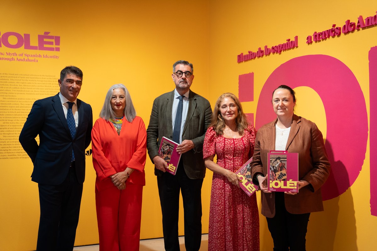 thyssenmalaga's tweet photo. La muestra reúne una amplia selección de casi 80 obras, entre pinturas, grabados, dibujos, fotografías y esculturas, firmadas por más de 50 artistas. Goya, Zuloaga, Picasso, Equipo Crónica o Barceló, son algunos de los nombres que componen este recorrido.  A través de sus obras, la exposición indaga en las raíces y el desarrollo del mito de lo andaluz y lo español durante los siglos XIX y XX: cómo se forjaron sus imágenes, qué tópicos lo alimentaron y de qué manera ha sido revisado por artistas de distintas épocas y procedencias.

📍 Sala de Exposiciones Temporales (tercera planta del edificio de la Colección).
🗓️ Podrás visitarla a partir de mañana, 3 de octubre.

Patrocinado por @FundUnicaja 

#MuseoCarmenThyssen #ExposiciónOlé #Andalucía #ArteEspañol #MálagaCultura