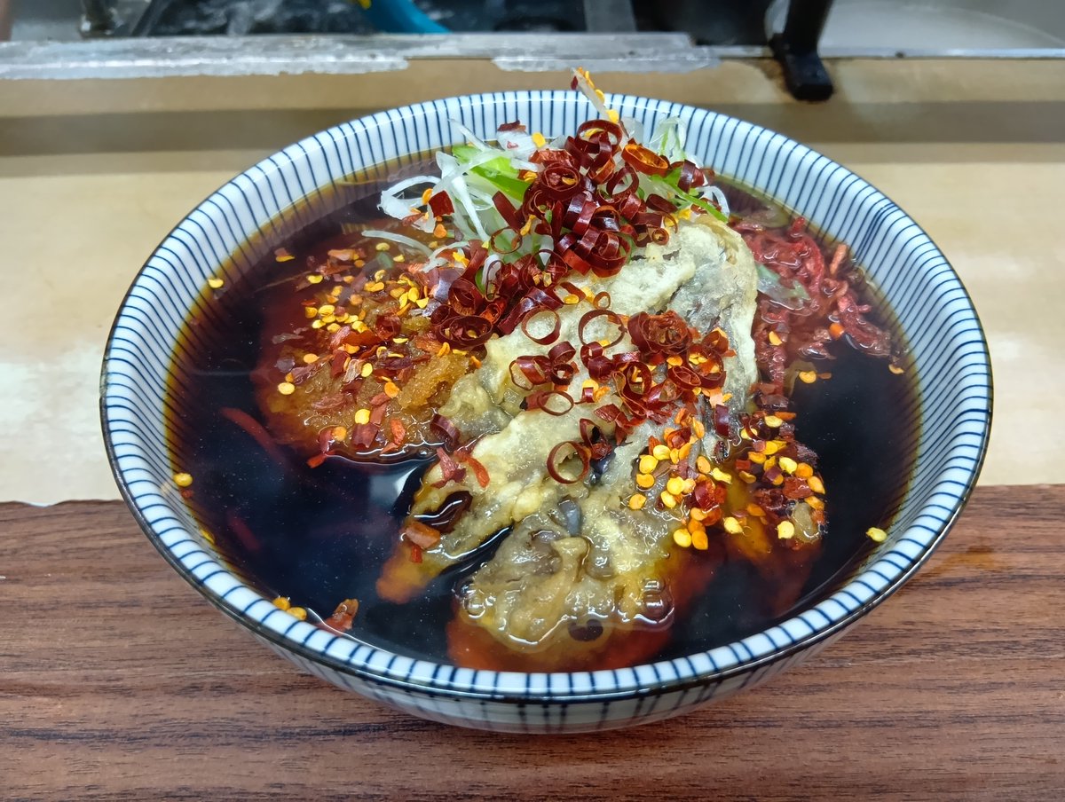 vibramute1's tweet photo. 今日は帰り掛けの午後6時半過ぎにも再び六文そば中延店さんへ。汁の色合いは暗黒度MAXを超えた超暗黒汁、醤油感も出汁感も今朝よりも格段に濃くなり「ガツン」と来て舌と唇にはピリピリと心地よい刺激、ここ最近では一番の仕上がりで期待通りでした。続く
#路麺 #立ち食いそば https://t.co/oDcP2aQ7uJ