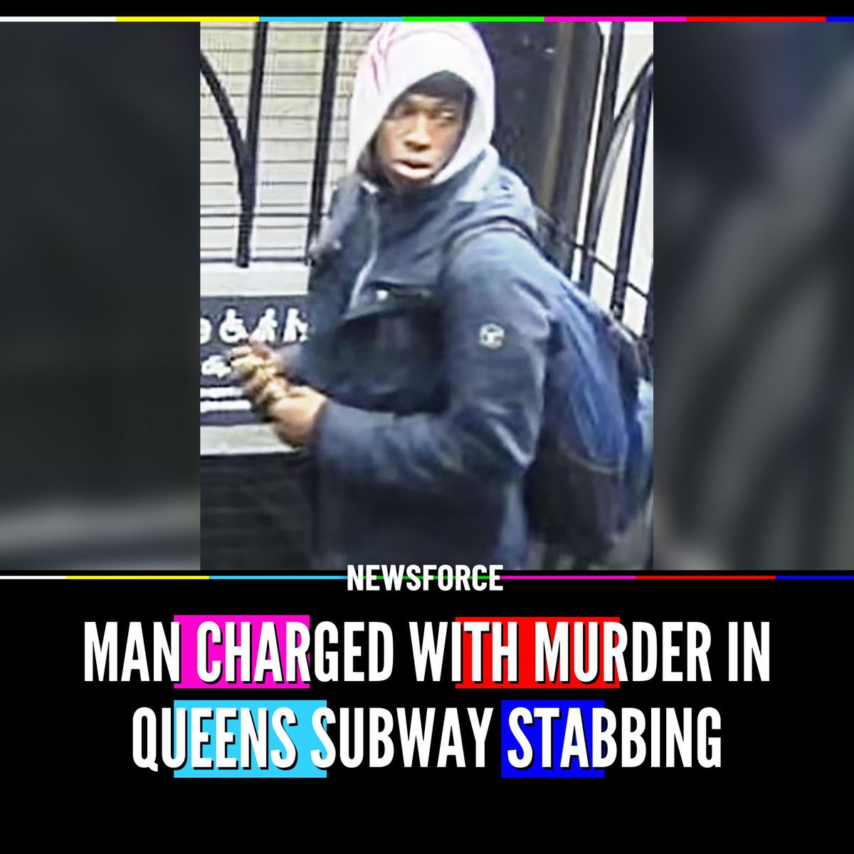 Newsforce's tweet photo. 🇺🇸 A father of six was stabbed to death at a subway station in Queens, New York, on Wednesday.

Police say a man stabbed him several times during an argument. He died after being rushed to the hospital. What the argument was about isn't known.

The suspect ran from the station and tried to hide on a rooftop before he was caught. He's charged with murder and criminal possession of a weapon.