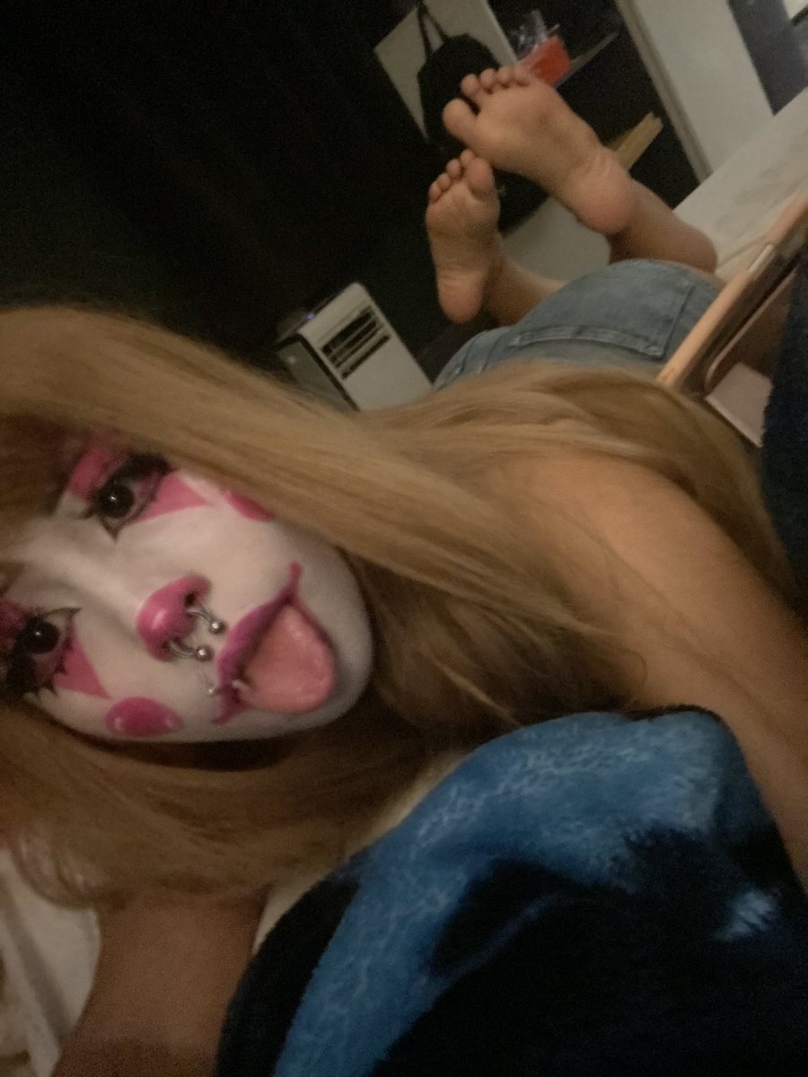 mokalyyn's tweet photo. who likes feet #clown https://t.co/LACpsJqPyl