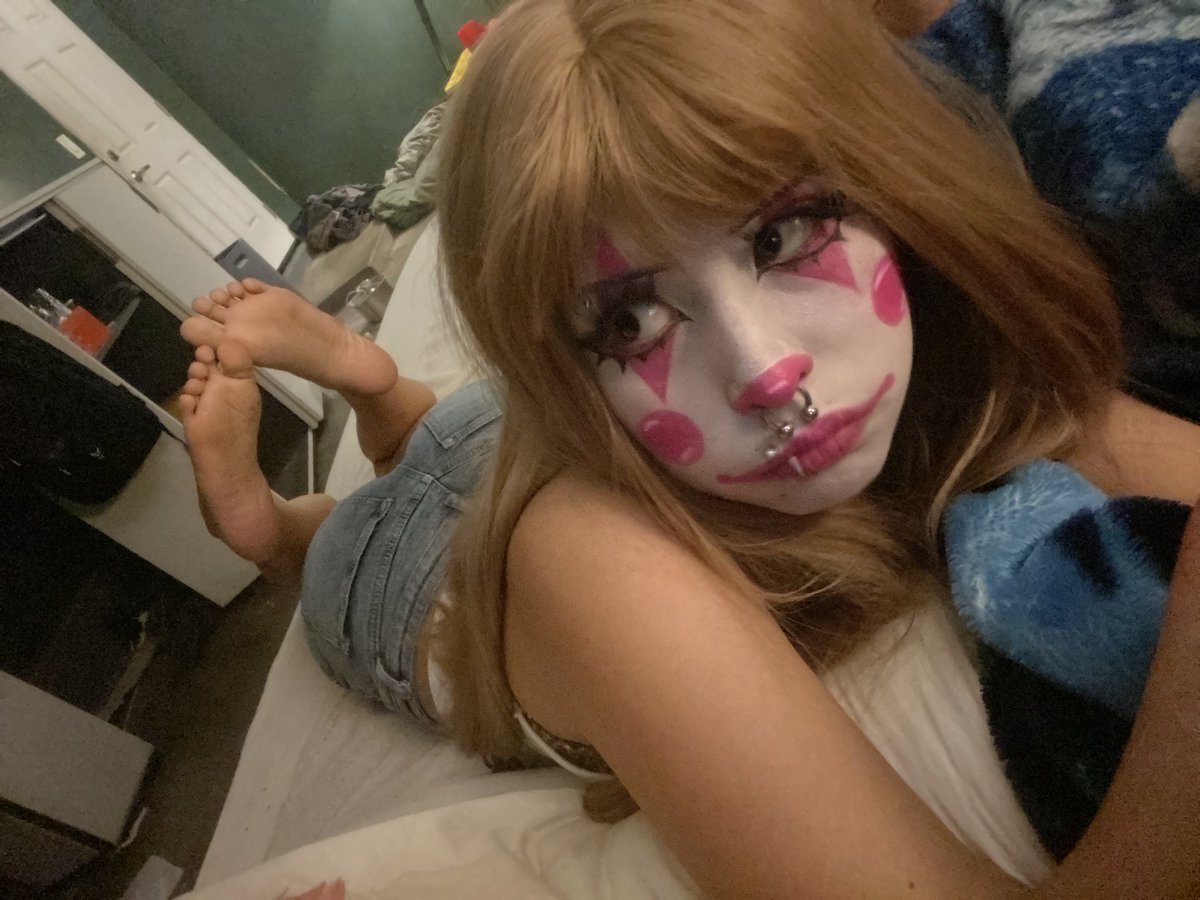 mokalyyn's tweet photo. who likes feet #clown https://t.co/LACpsJqPyl